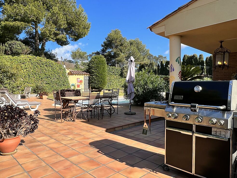 Chalet muy bien cuidado con fantásticas vistas a la montaña y parte del mar, mucha privacidad, piscina climatizada y a tan solo 5 minutos en coche del