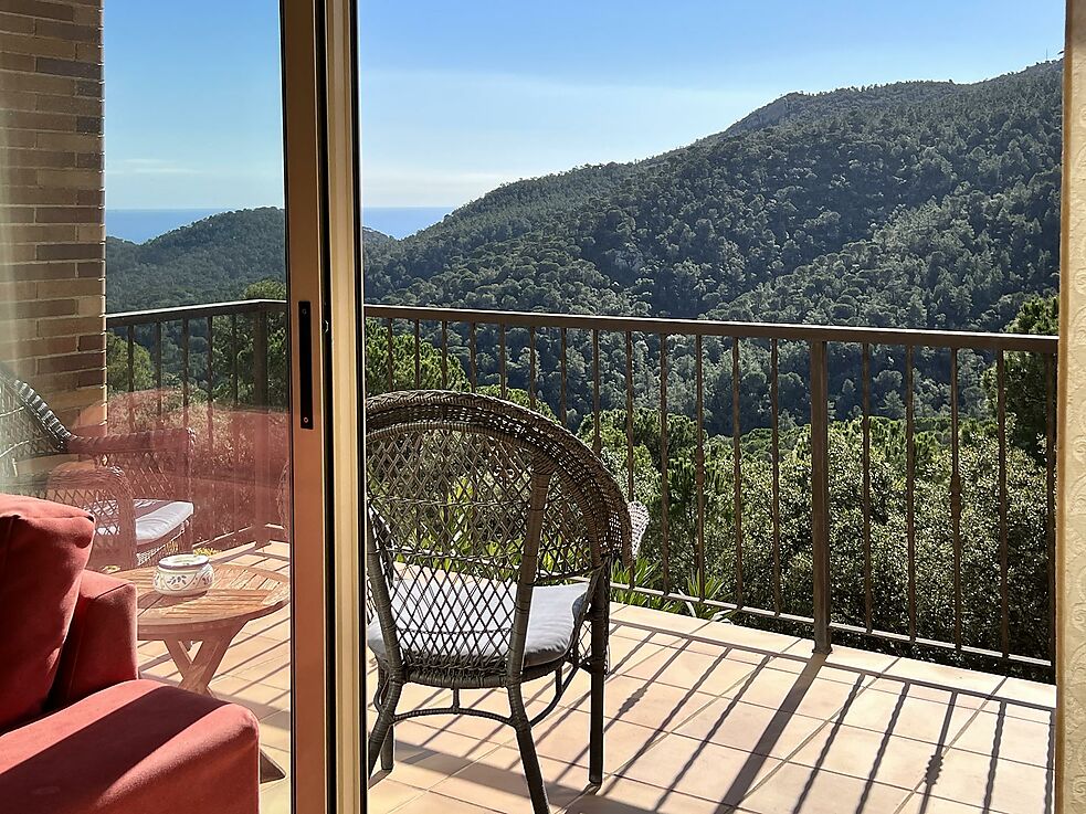 Chalet muy bien cuidado con fantásticas vistas a la montaña y parte del mar, mucha privacidad, piscina climatizada y a tan solo 5 minutos en coche del