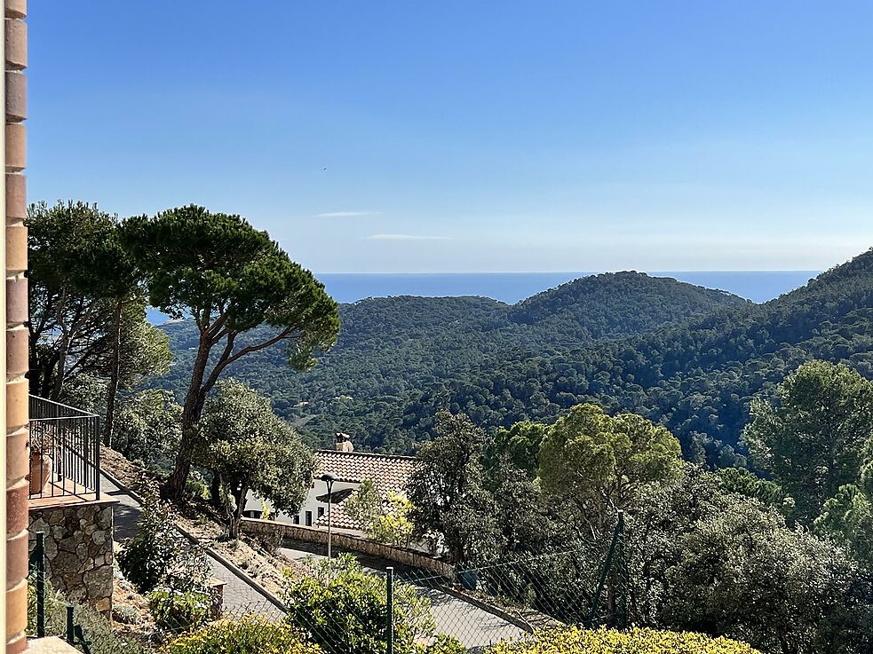 Chalet muy bien cuidado con fantásticas vistas a la montaña y parte del mar, mucha privacidad, piscina climatizada y a tan solo 5 minutos en coche del
