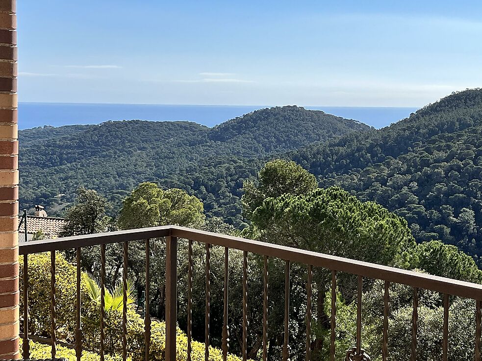 Chalet muy bien cuidado con fantásticas vistas a la montaña y parte del mar, mucha privacidad, piscina climatizada y a tan solo 5 minutos en coche del