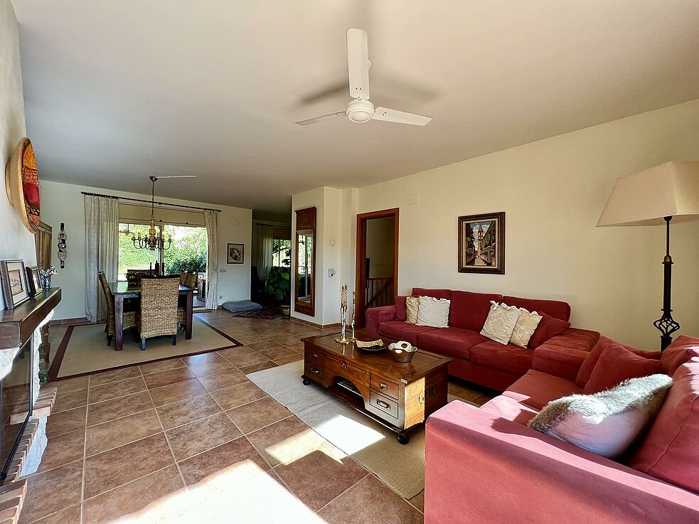 Chalet muy bien cuidado con fantásticas vistas a la montaña y parte del mar, mucha privacidad, piscina climatizada y a tan solo 5 minutos en coche del
