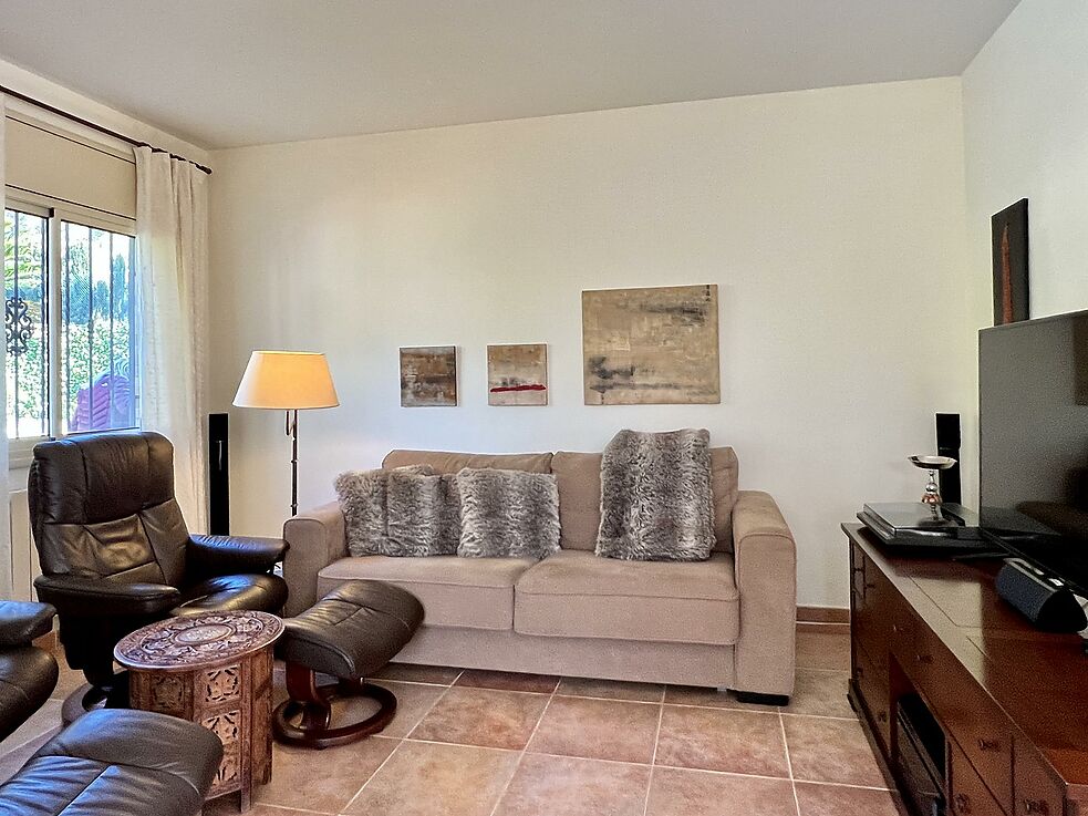 Chalet muy bien cuidado con fantásticas vistas a la montaña y parte del mar, mucha privacidad, piscina climatizada y a tan solo 5 minutos en coche del