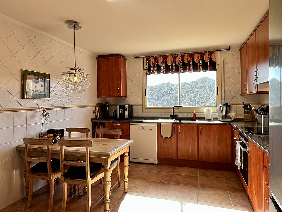 Chalet muy bien cuidado con fantásticas vistas a la montaña y parte del mar, mucha privacidad, piscina climatizada y a tan solo 5 minutos en coche del