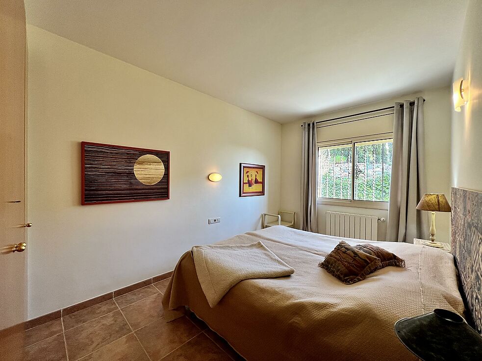 Chalet muy bien cuidado con fantásticas vistas a la montaña y parte del mar, mucha privacidad, piscina climatizada y a tan solo 5 minutos en coche del