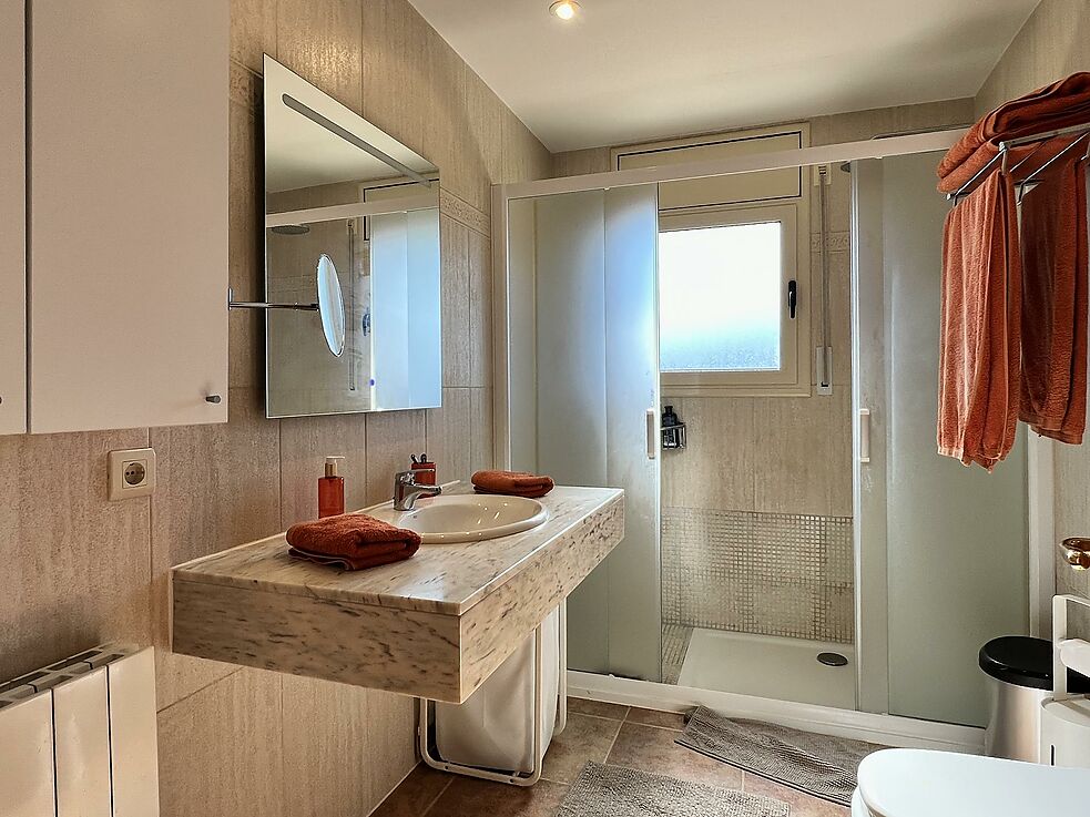 Chalet muy bien cuidado con fantásticas vistas a la montaña y parte del mar, mucha privacidad, piscina climatizada y a tan solo 5 minutos en coche del