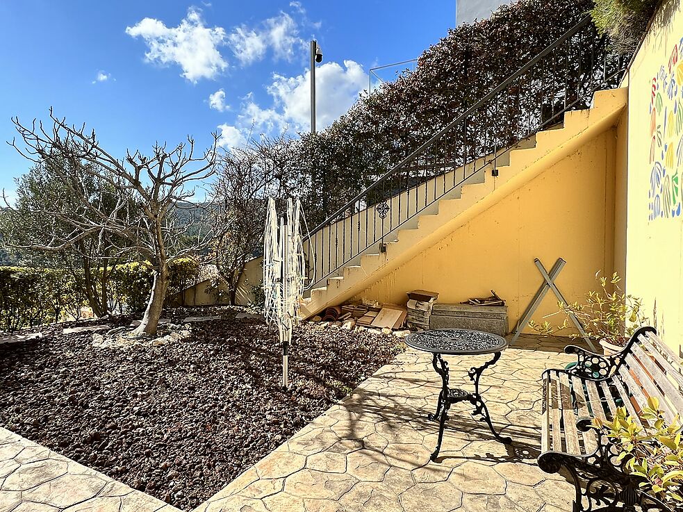 Chalet muy bien cuidado con fantásticas vistas a la montaña y parte del mar, mucha privacidad, piscina climatizada y a tan solo 5 minutos en coche del