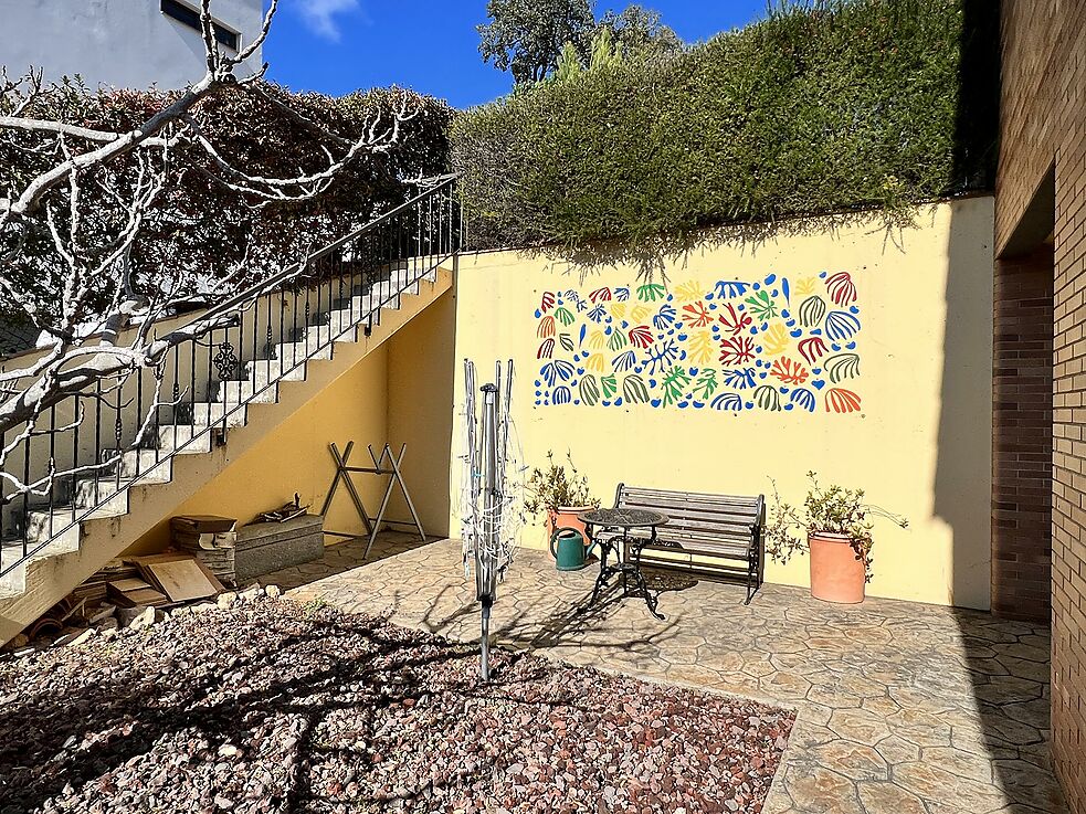 Chalet muy bien cuidado con fantásticas vistas a la montaña y parte del mar, mucha privacidad, piscina climatizada y a tan solo 5 minutos en coche del