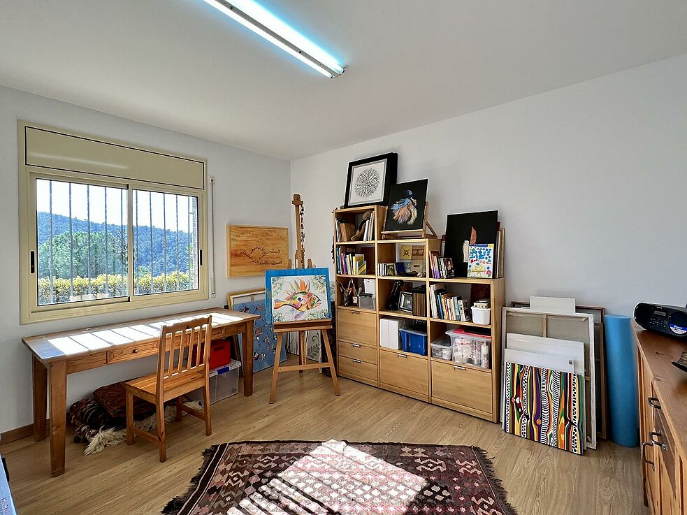 Chalet muy bien cuidado con fantásticas vistas a la montaña y parte del mar, mucha privacidad, piscina climatizada y a tan solo 5 minutos en coche del