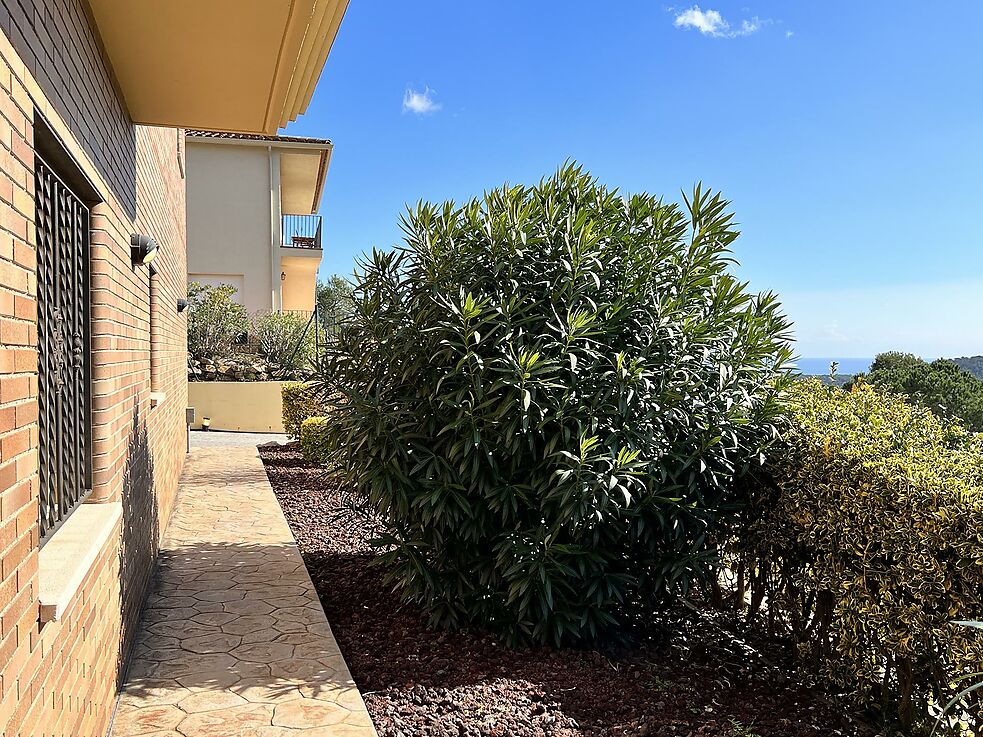 Chalet muy bien cuidado con fantásticas vistas a la montaña y parte del mar, mucha privacidad, piscina climatizada y a tan solo 5 minutos en coche del