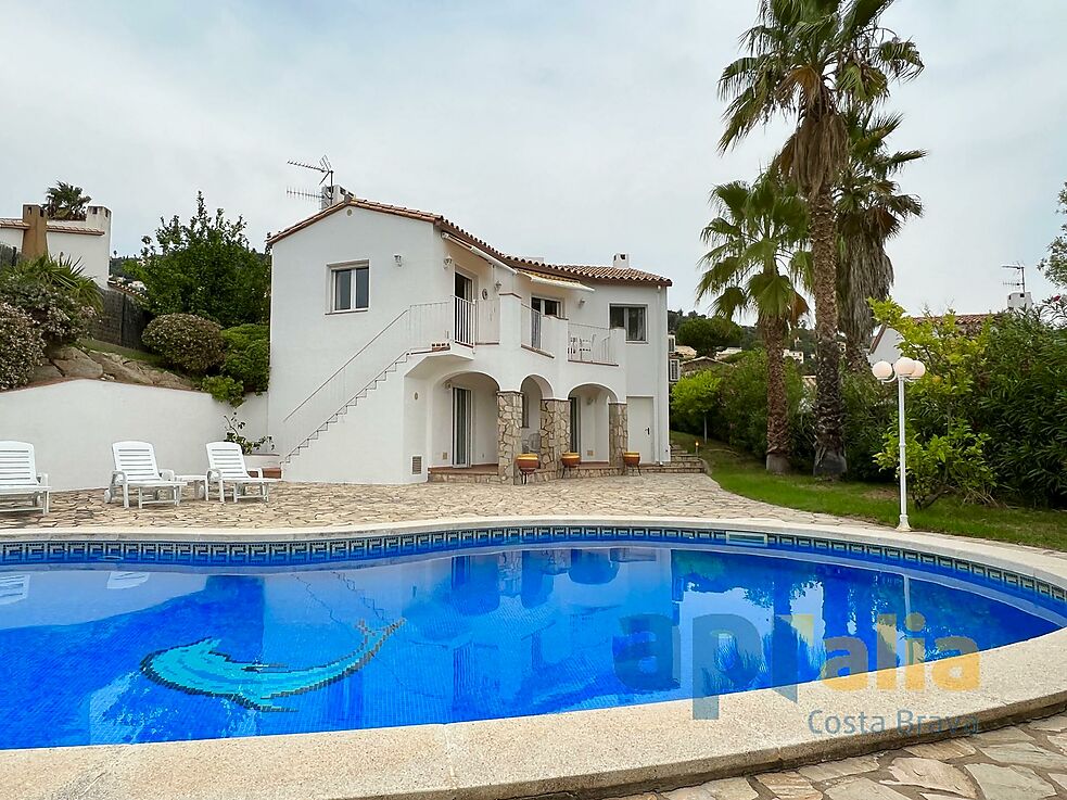 Casa mediterránea con jardín y piscina en zona tranquila de Calonge
