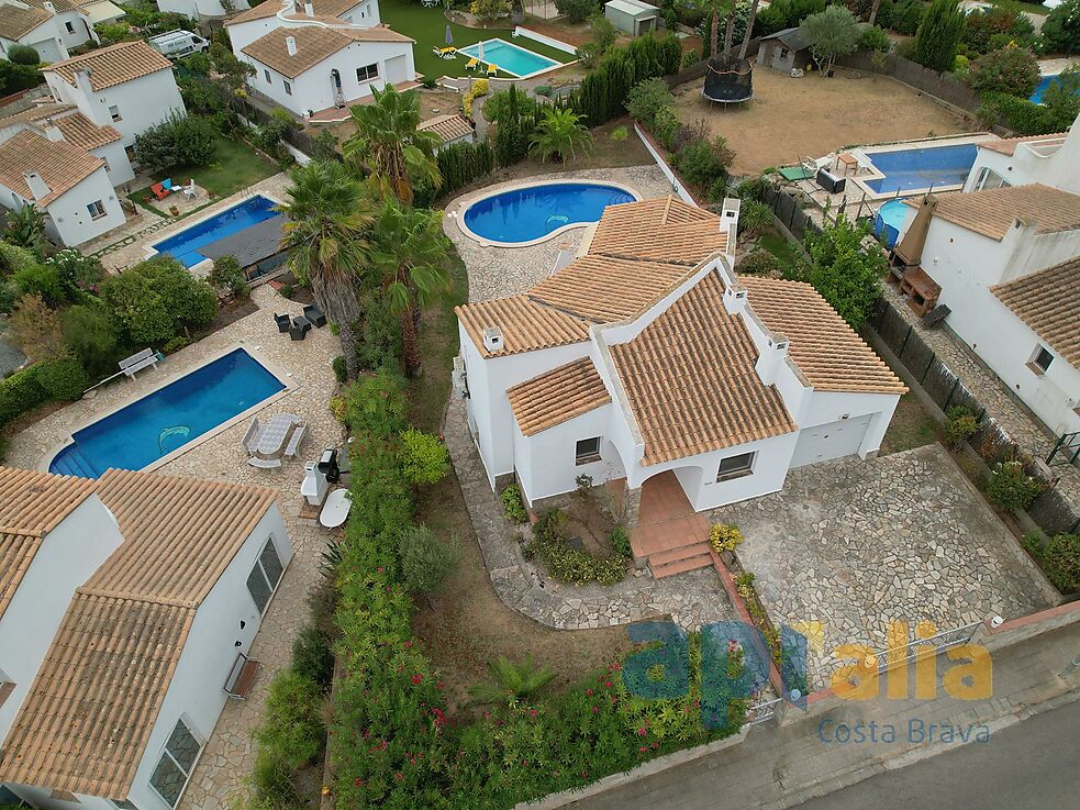 A Mediterranean-style house with garden and pool in a quiet area of Calonge