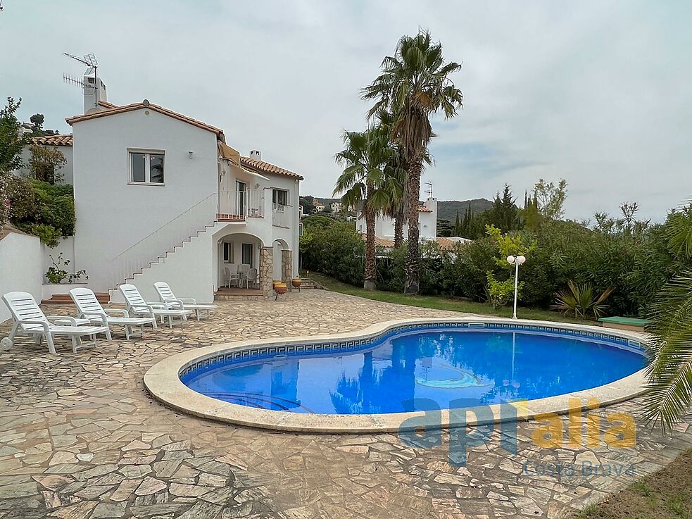 Una casa mediterrània amb jardí i piscina a zona tranquil·la de Calonge