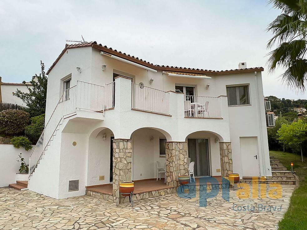 A Mediterranean-style house with garden and pool in a quiet area of Calonge