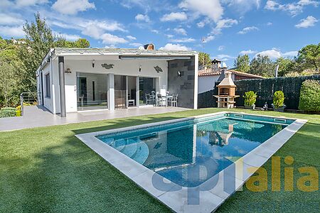 Contemporary style villa, with swimming pool and in perfect condition