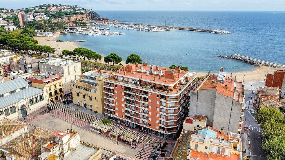 APARTMENT WITH TERRACE IN MARKET PLACE.- SANT FELIU DE GUIXOLS