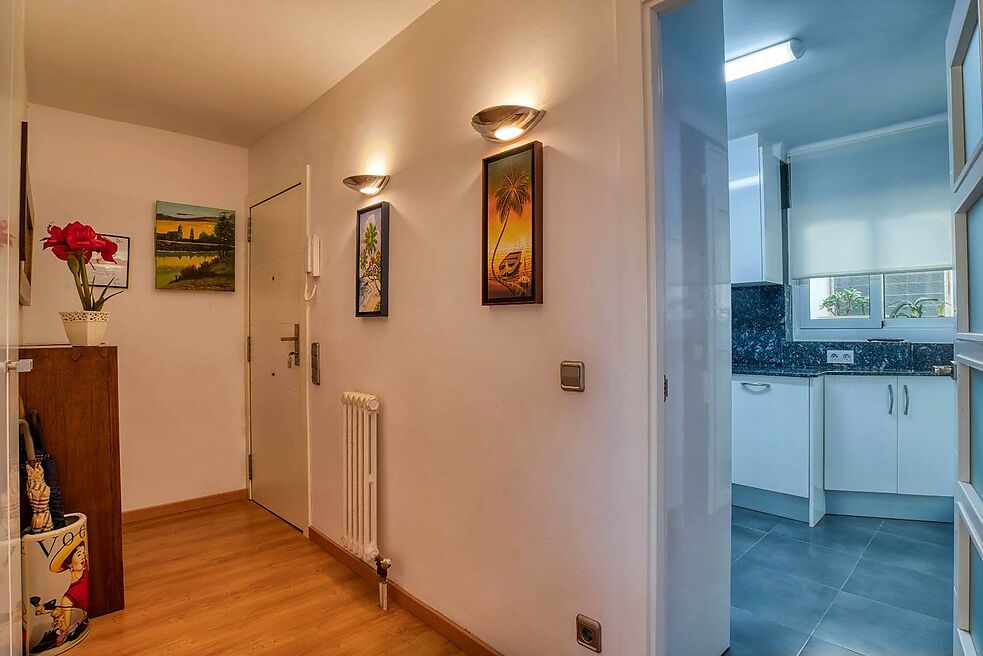 APARTMENT WITH TERRACE IN MARKET PLACE.- SANT FELIU DE GUIXOLS