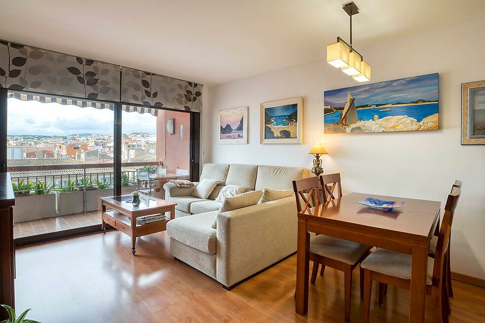 APARTMENT WITH TERRACE IN MARKET PLACE.- SANT FELIU DE GUIXOLS