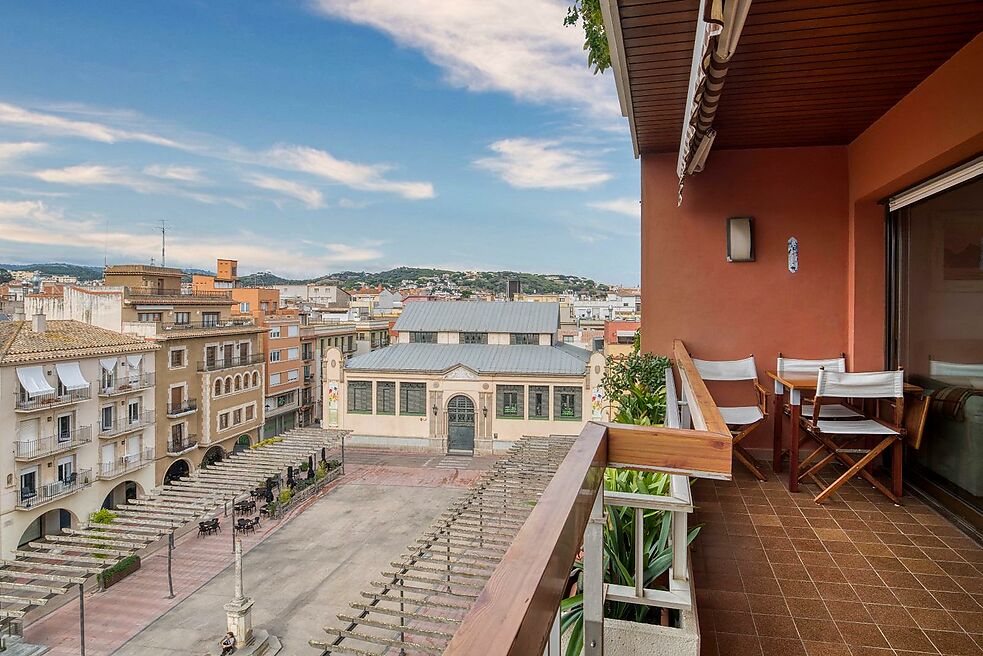 APARTMENT WITH TERRACE IN MARKET PLACE.- SANT FELIU DE GUIXOLS