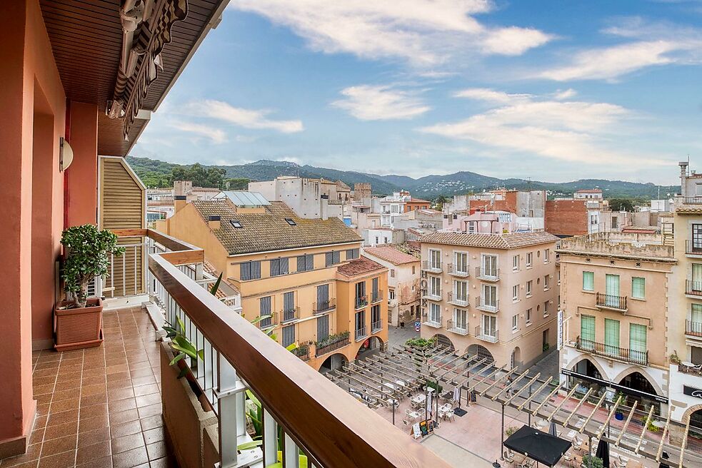 APARTMENT WITH TERRACE IN MARKET PLACE.- SANT FELIU DE GUIXOLS