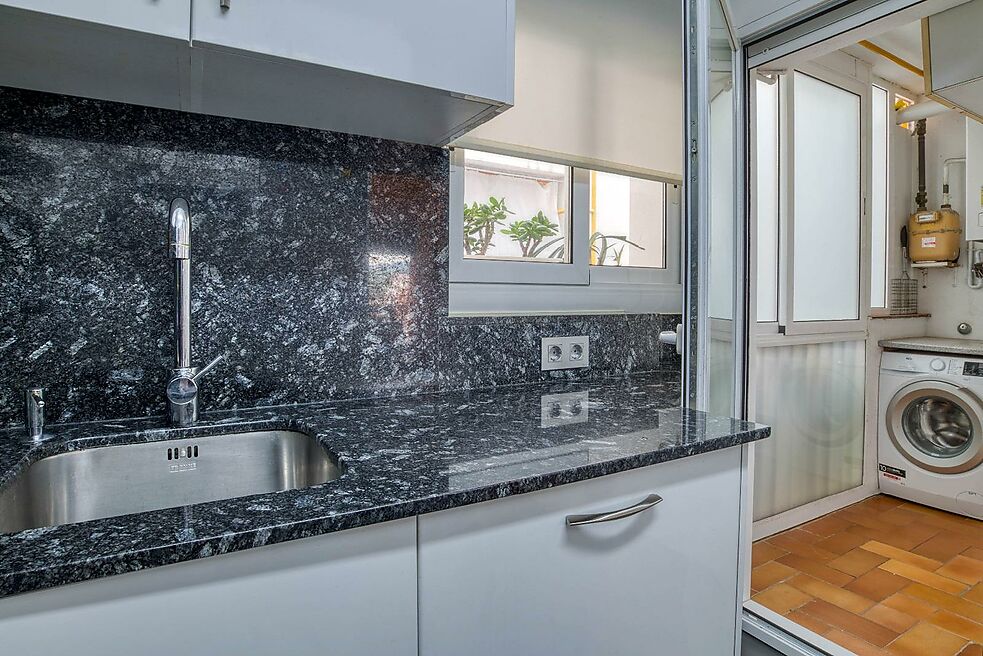 APARTMENT WITH TERRACE IN MARKET PLACE.- SANT FELIU DE GUIXOLS