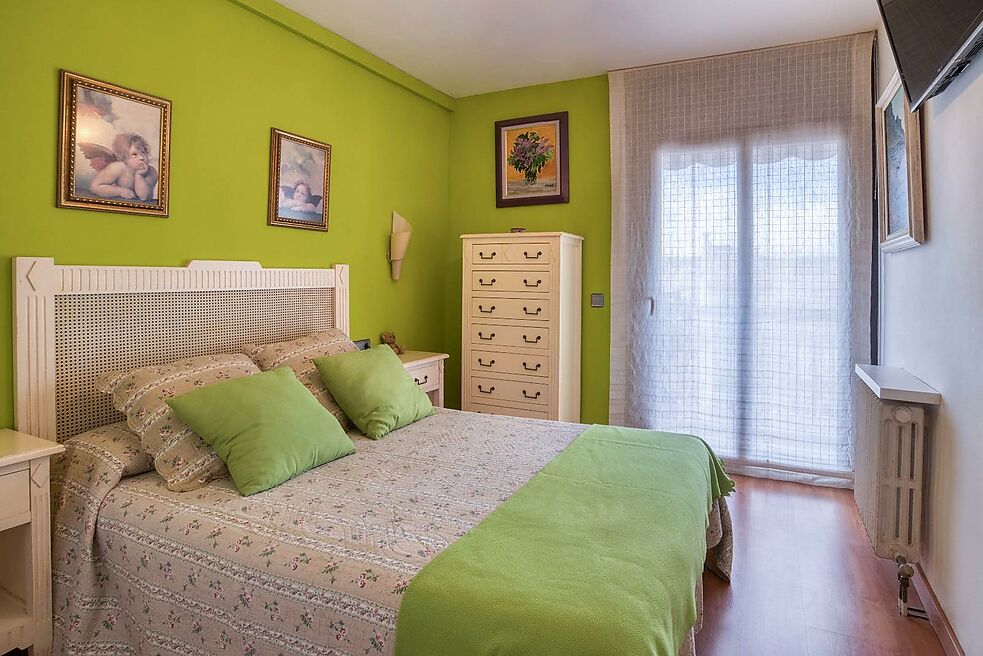 APARTMENT WITH TERRACE IN MARKET PLACE.- SANT FELIU DE GUIXOLS