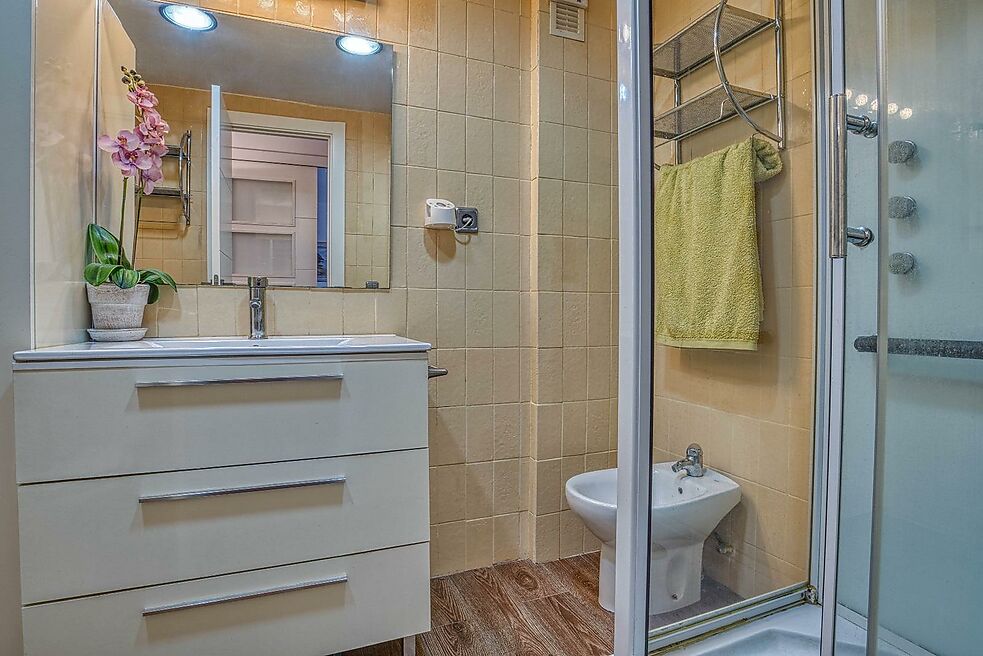 APARTMENT WITH TERRACE IN MARKET PLACE.- SANT FELIU DE GUIXOLS
