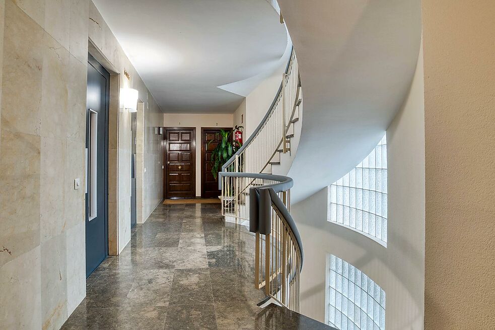 APARTMENT WITH TERRACE IN MARKET PLACE.- SANT FELIU DE GUIXOLS