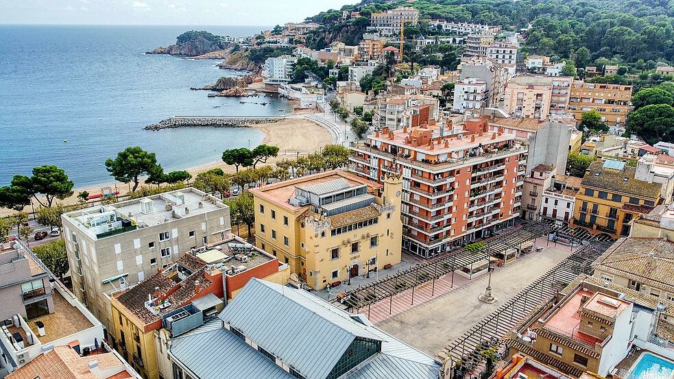 APARTMENT WITH TERRACE IN MARKET PLACE.- SANT FELIU DE GUIXOLS