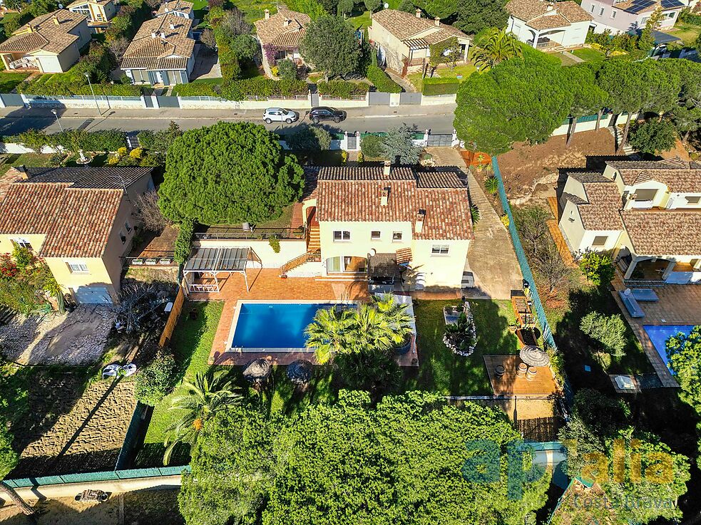 Villa en excellent état pour un style de vie tranquille à la fois proche de tous les services