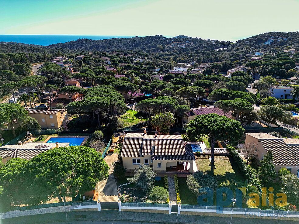 Villa en excellent état pour un style de vie tranquille à la fois proche de tous les services