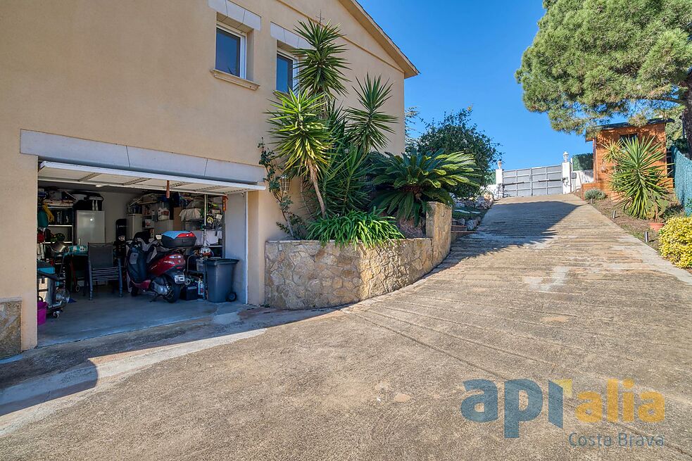 Villa en excellent état pour un style de vie tranquille à la fois proche de tous les services