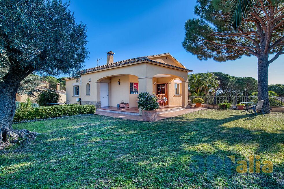 Villa en excellent état pour un style de vie tranquille à la fois proche de tous les services