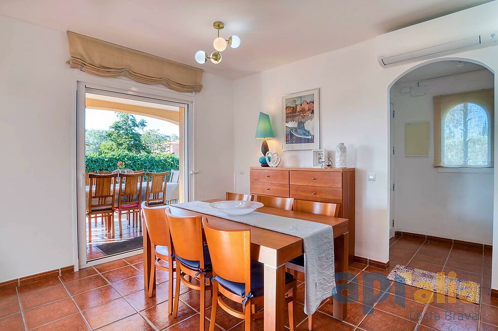Villa en excellent état pour un style de vie tranquille à la fois proche de tous les services