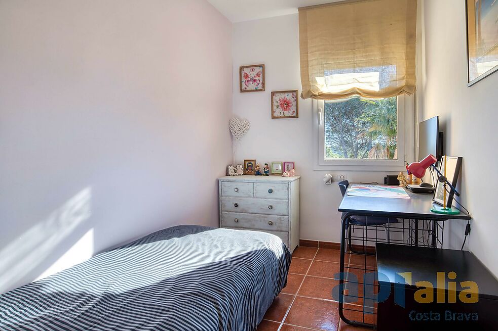 Villa en excellent état pour un style de vie tranquille à la fois proche de tous les services