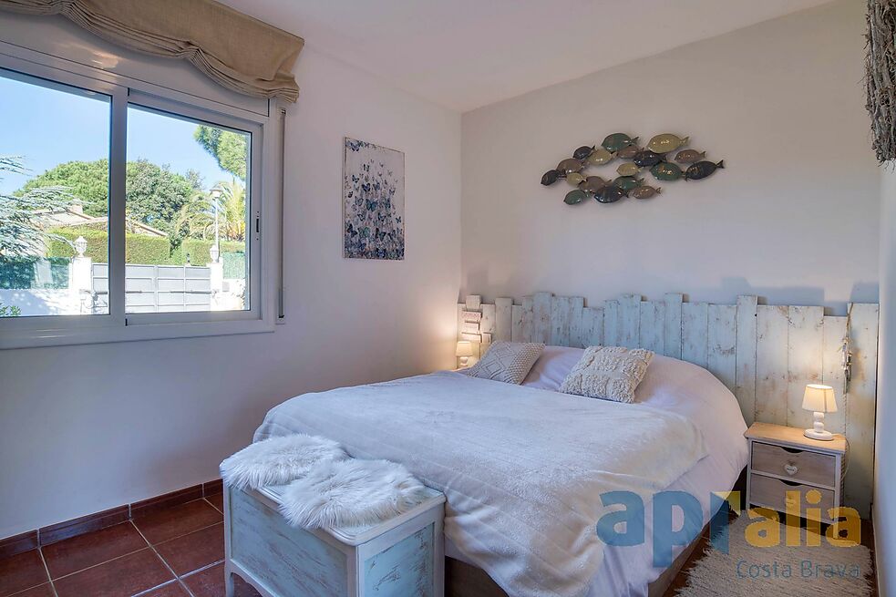 Villa en excellent état pour un style de vie tranquille à la fois proche de tous les services