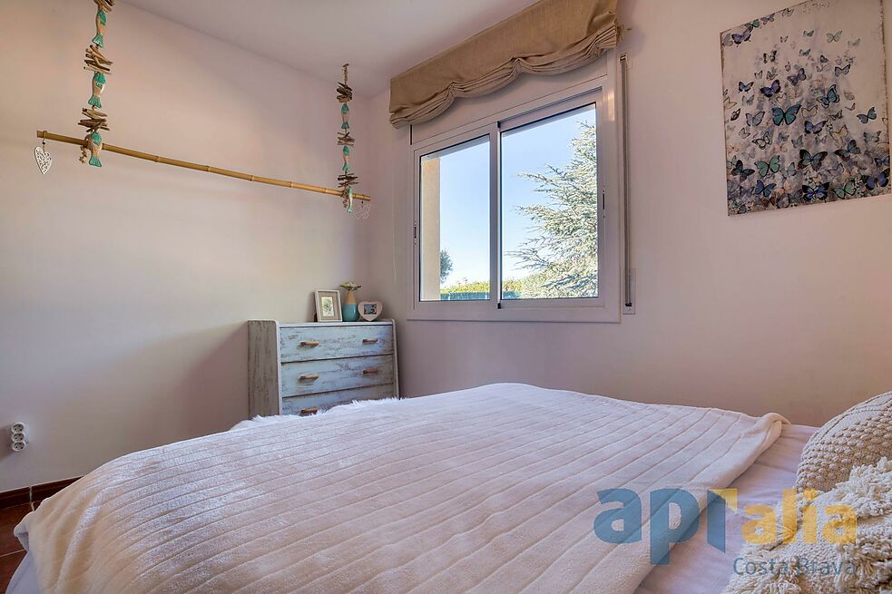 Villa en excellent état pour un style de vie tranquille à la fois proche de tous les services