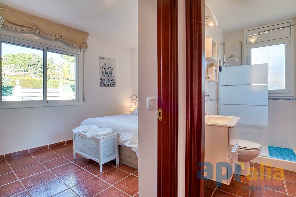 Villa en excellent état pour un style de vie tranquille à la fois proche de tous les services