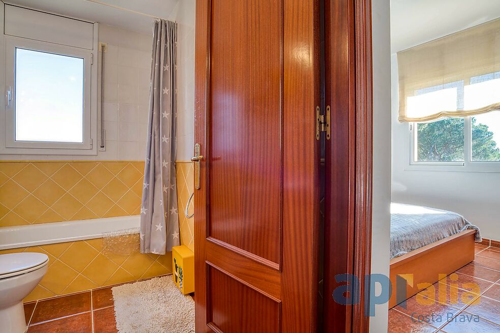Villa en excellent état pour un style de vie tranquille à la fois proche de tous les services