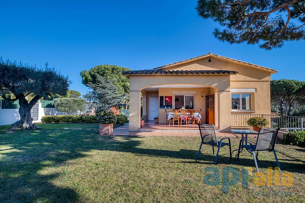 Villa en excellent état pour un style de vie tranquille à la fois proche de tous les services