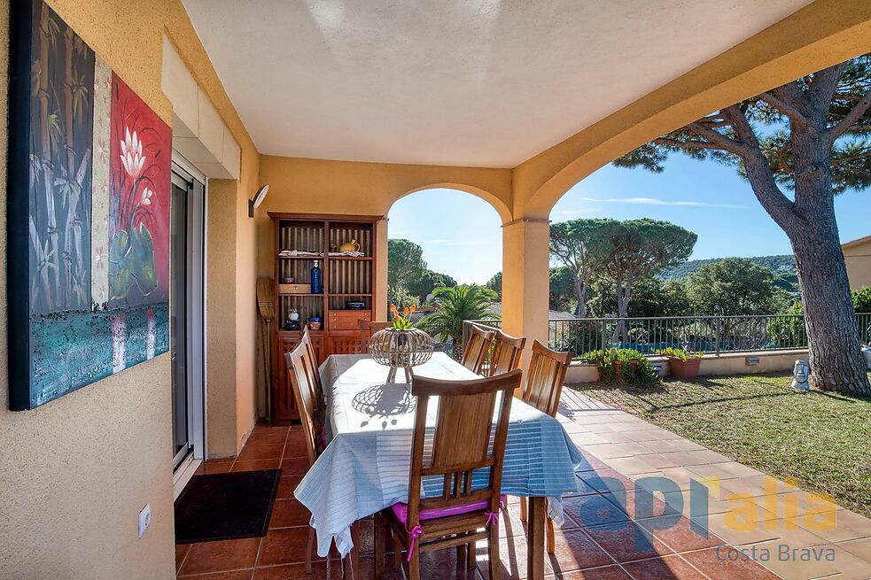 Villa en excellent état pour un style de vie tranquille à la fois proche de tous les services