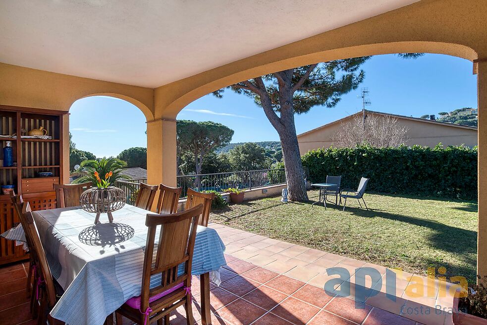 Villa en excellent état pour un style de vie tranquille à la fois proche de tous les services