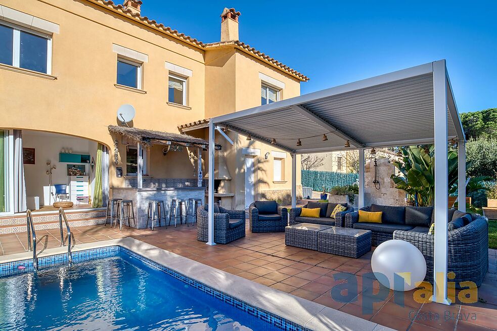Villa en excellent état pour un style de vie tranquille à la fois proche de tous les services