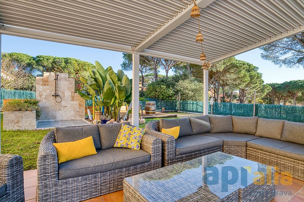Villa en excellent état pour un style de vie tranquille à la fois proche de tous les services