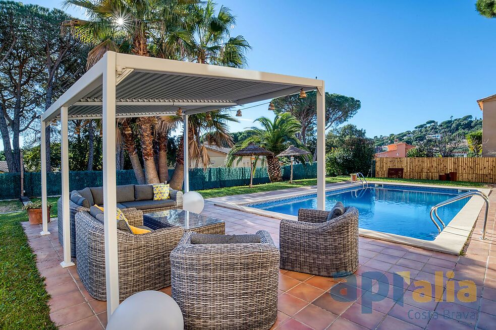Villa en excellent état pour un style de vie tranquille à la fois proche de tous les services