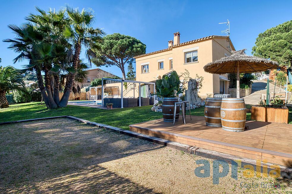 Villa en excellent état pour un style de vie tranquille à la fois proche de tous les services