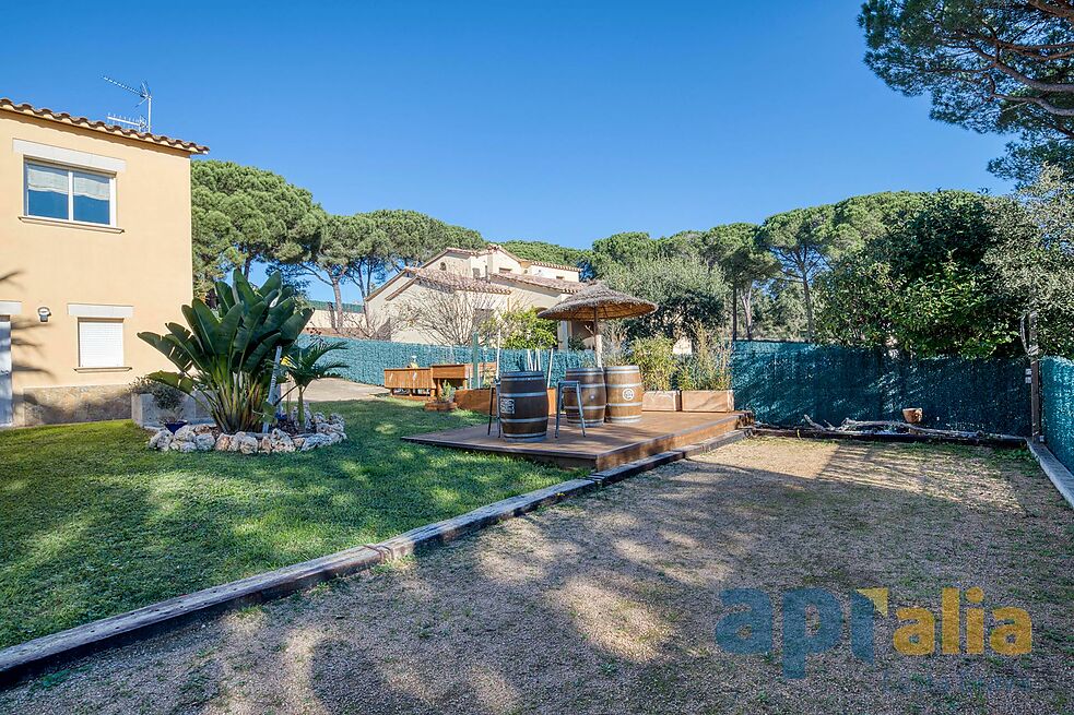 Villa en excellent état pour un style de vie tranquille à la fois proche de tous les services