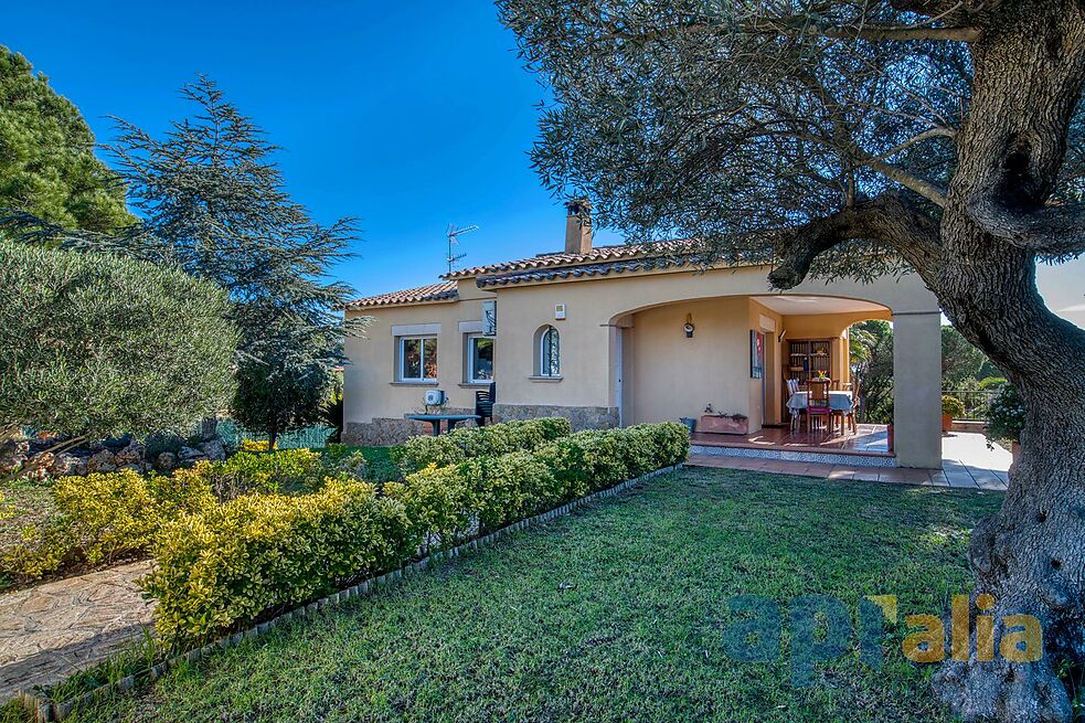 Villa en excellent état pour un style de vie tranquille à la fois proche de tous les services