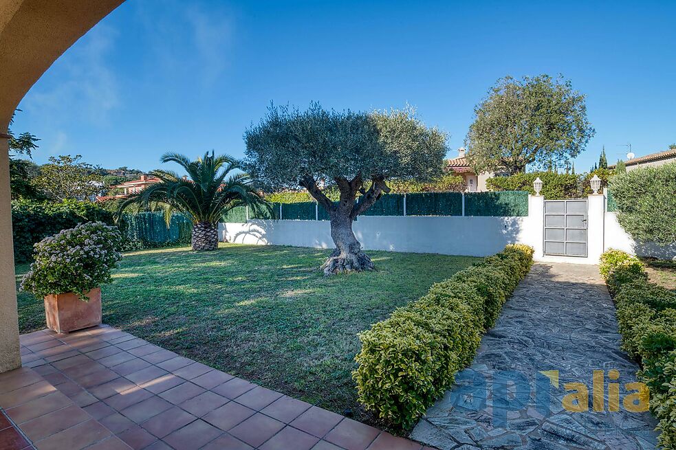 Villa en excellent état pour un style de vie tranquille à la fois proche de tous les services