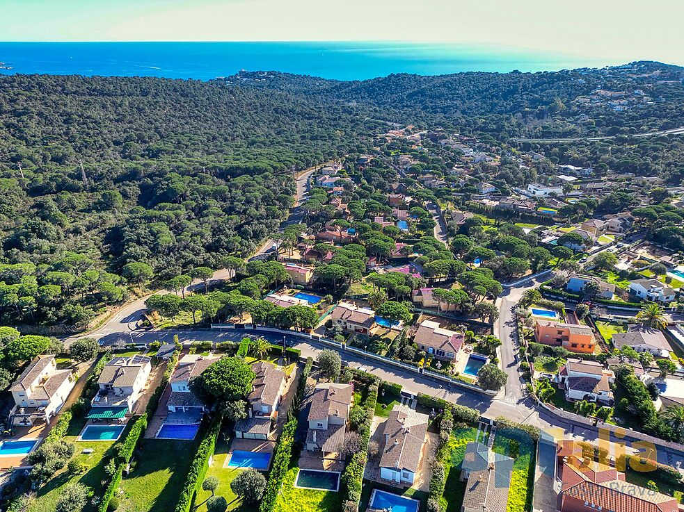 Villa en excellent état pour un style de vie tranquille à la fois proche de tous les services