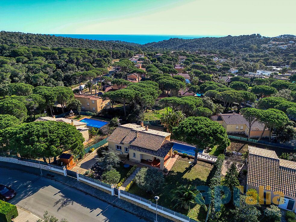 Villa en excellent état pour un style de vie tranquille à la fois proche de tous les services